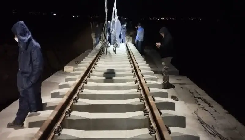 بازسازی پل های ریلی پس از حمله دشمن در جنوب
