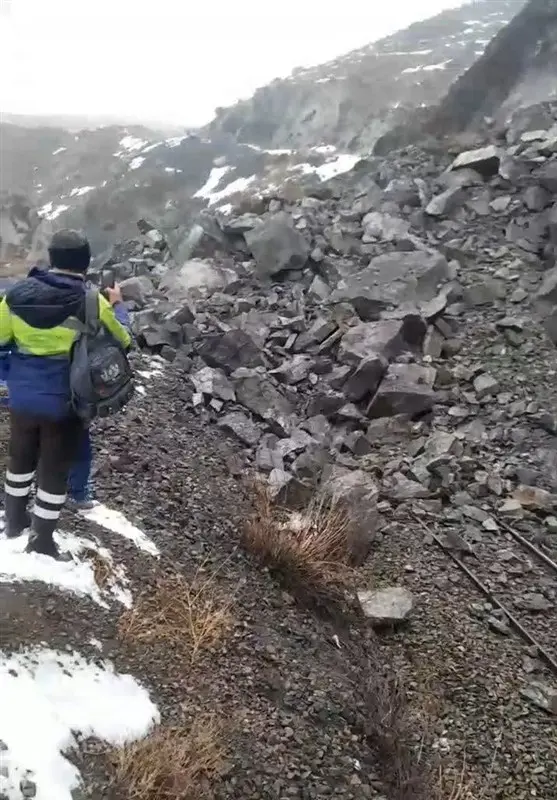 ریزش کوه در مسیر ریلی