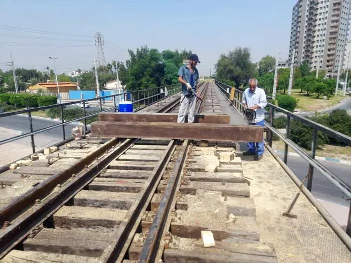 تعویض تراورس های معیوب پل تاریخی سیاه راه آهن جنوب 3