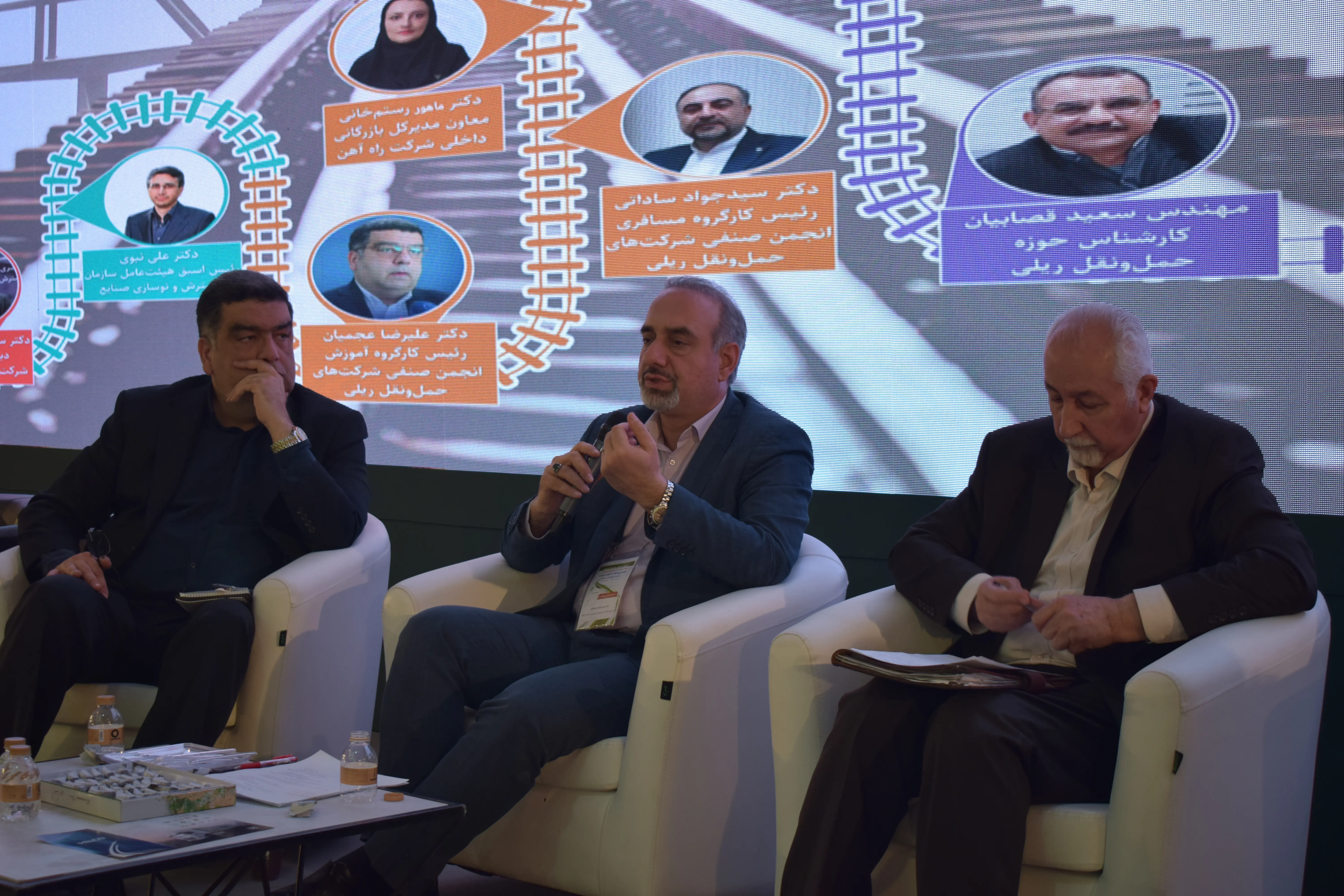 نشست ریلی در نمایشگاه