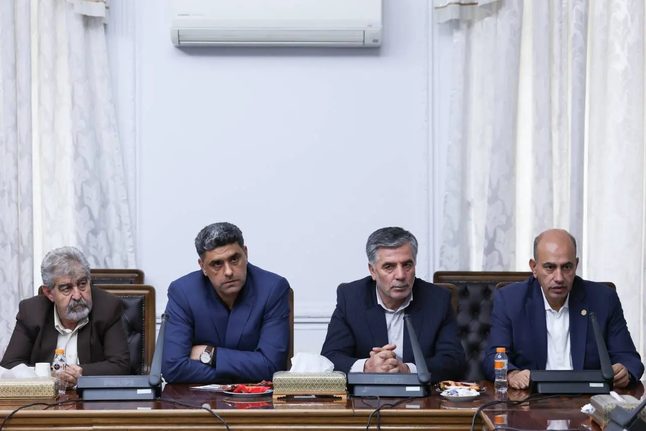 نشست نمایندگان اصناف و تشکلهای حمل و نقل جادهای کشور با رئیس جمهور پزشکیان (6)