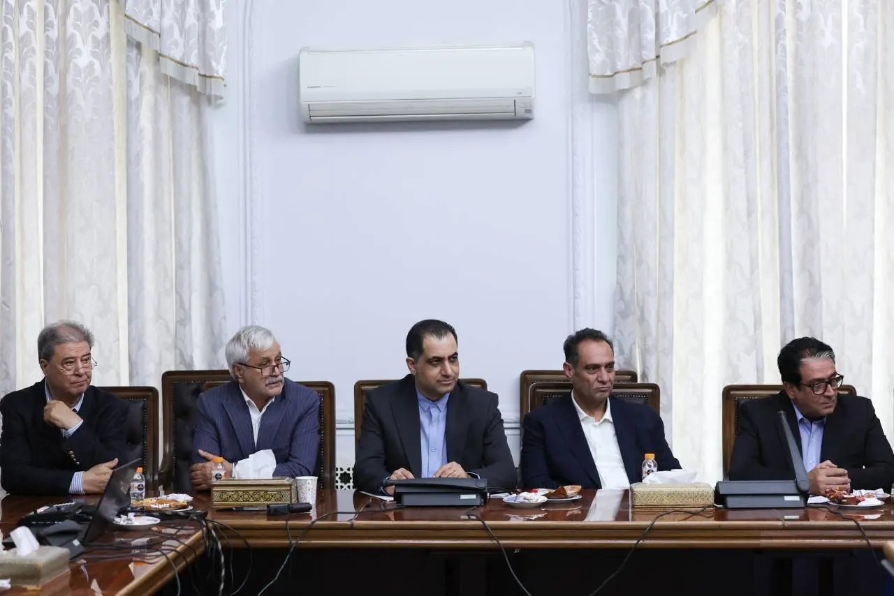 نشست نمایندگان اصناف و تشکلهای حمل و نقل جادهای کشور با رئیس جمهور پزشکیان (1)