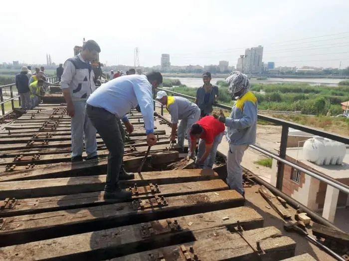 تعویض تراورس های معیوب پل تاریخی سیاه راه آهن جنوب 2