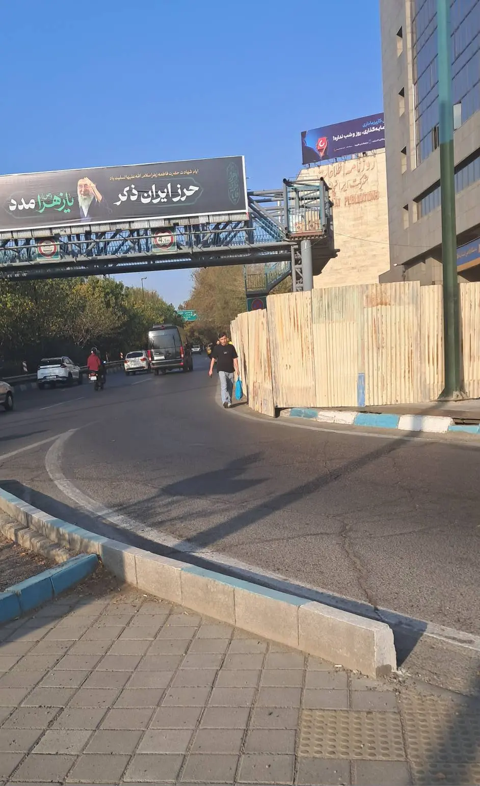 مسدود سازی پل عابر پیاده بزرگراه حقانی