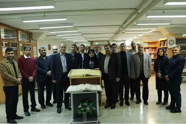 مدیر عامل هواپیمایی جمهوری اسلامی ایران از کتابخانه ۴۸ ساله هما بازدید کرد 