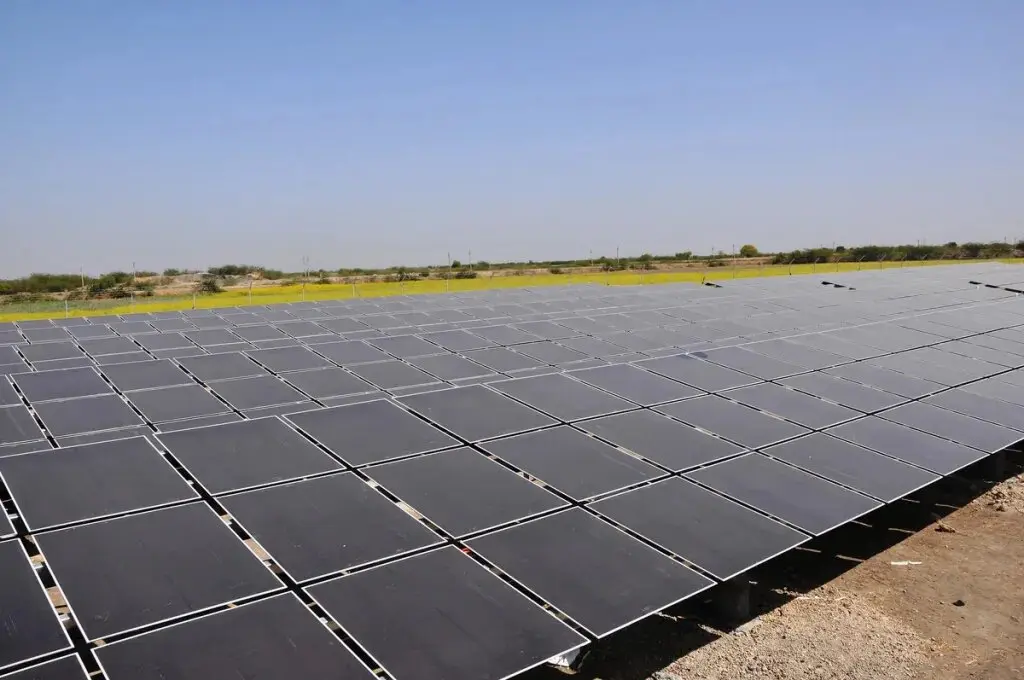 نیروگاه خورشیدی دهلرا، هند