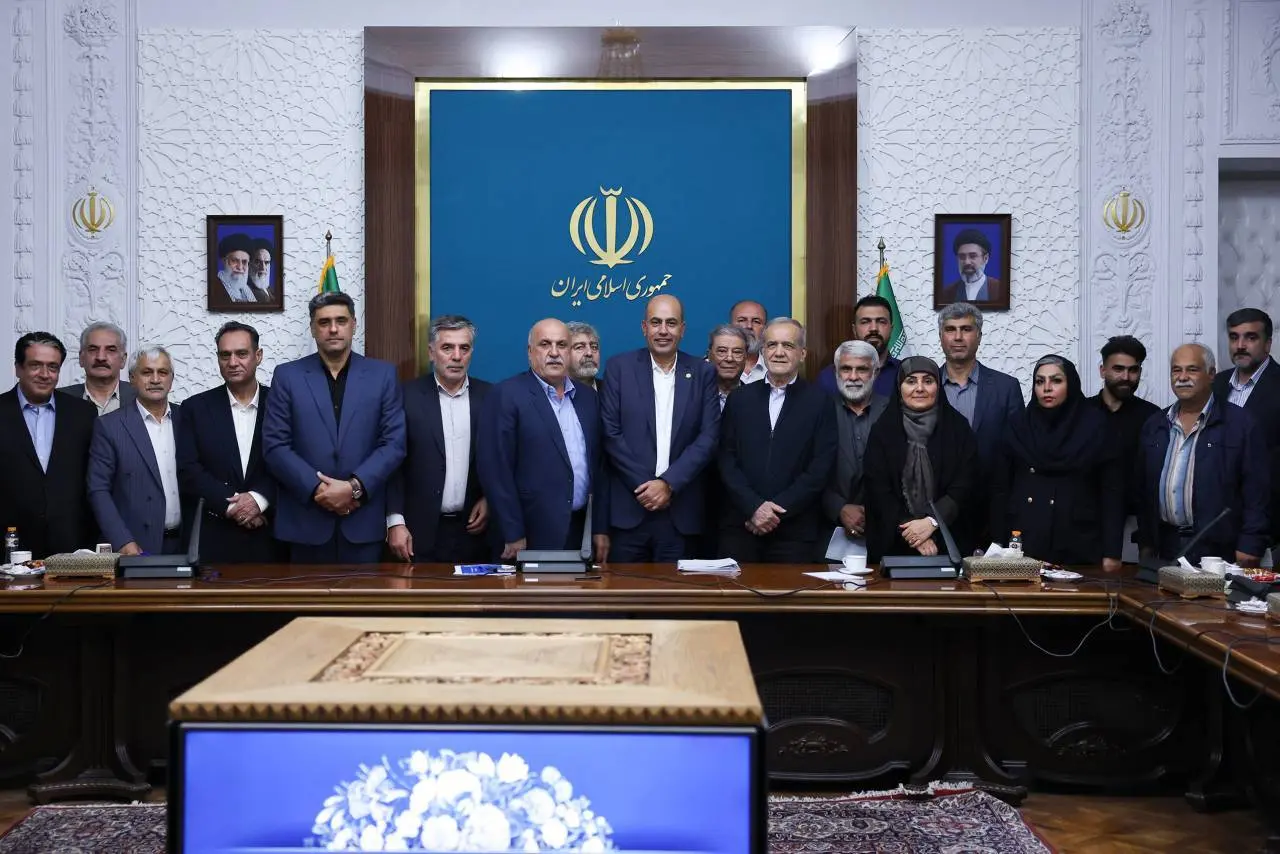 نشست نمایندگان اصناف و تشکلهای حمل و نقل جادهای کشور با رئیس جمهور پزشکیان (5)