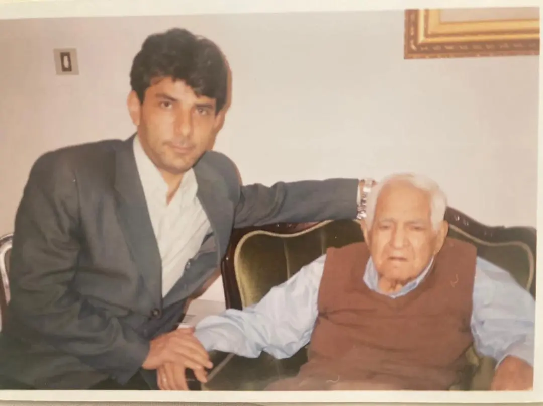 دکتر محمد شکرچی زاده در کنار استاد حامی