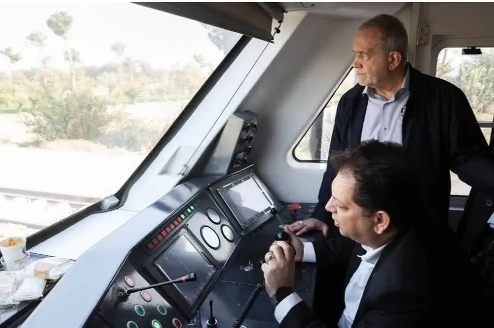 بازدید پزشکیان از قطار حومه ای