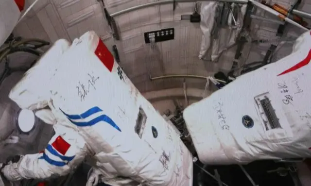 فضانوردان شنژو ۱۸ در حال آماده شدن برای بیرون رفتن از ایستگاه فضایی تیانگونگ