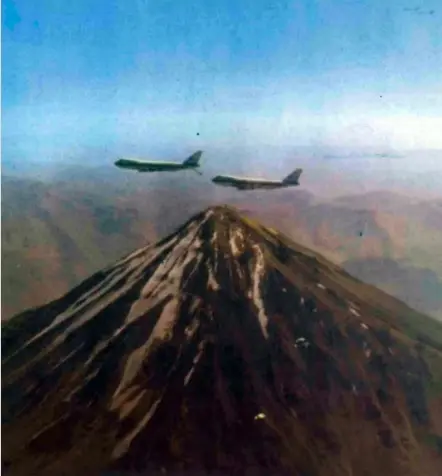 سوخت گیری دو هواپیما بر قله دماوند. دهه 50