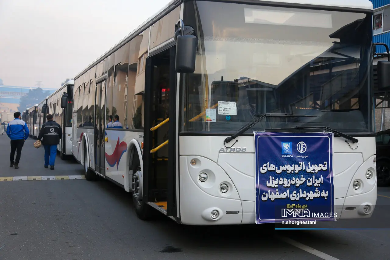 گزارش تصویری آیین تحویل ۳۰ دستگاه اتوبوس شهری به شهرداری اصفهان