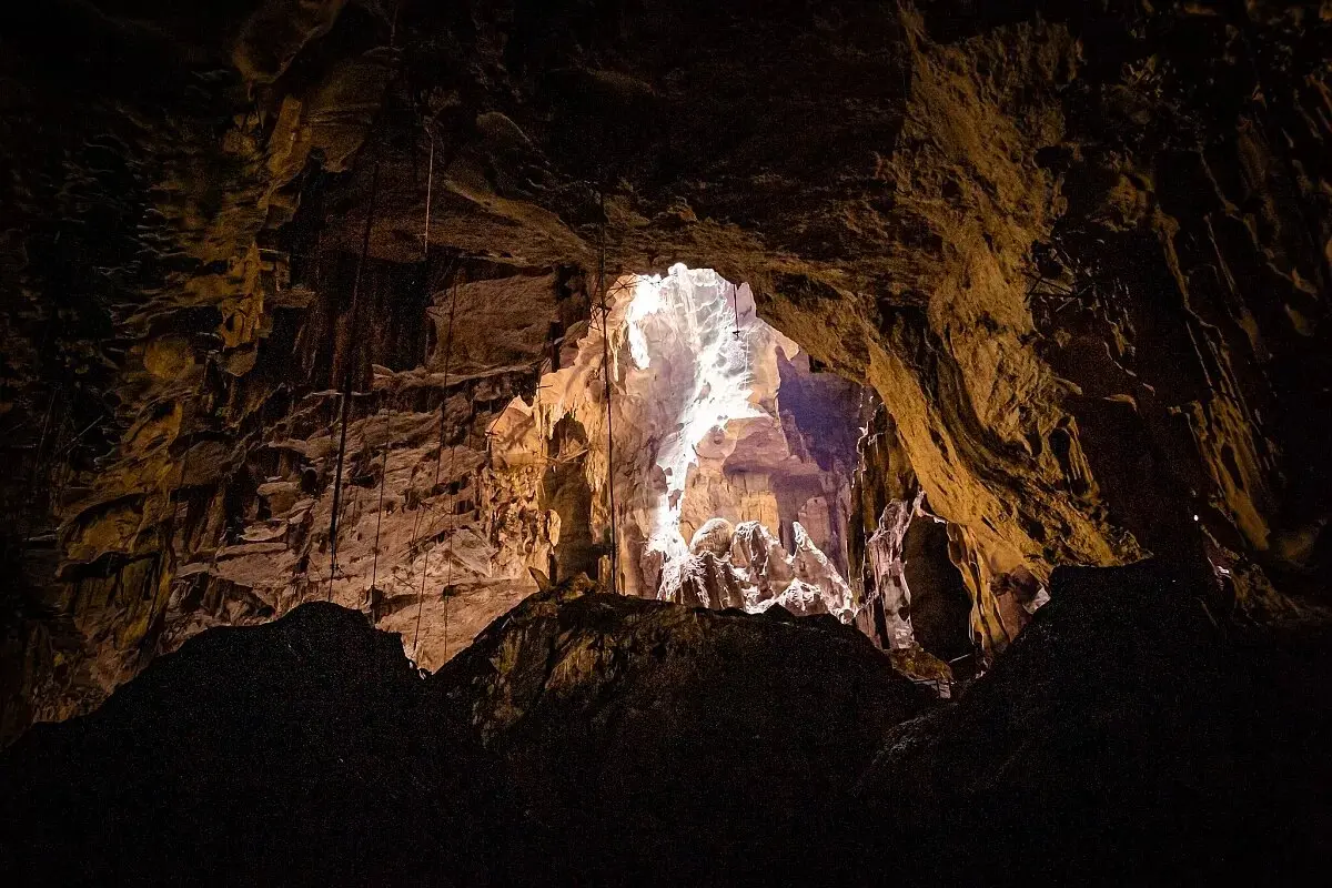 میراث باستانی مجموعه غارهای پارک ملی نیا، مالزی