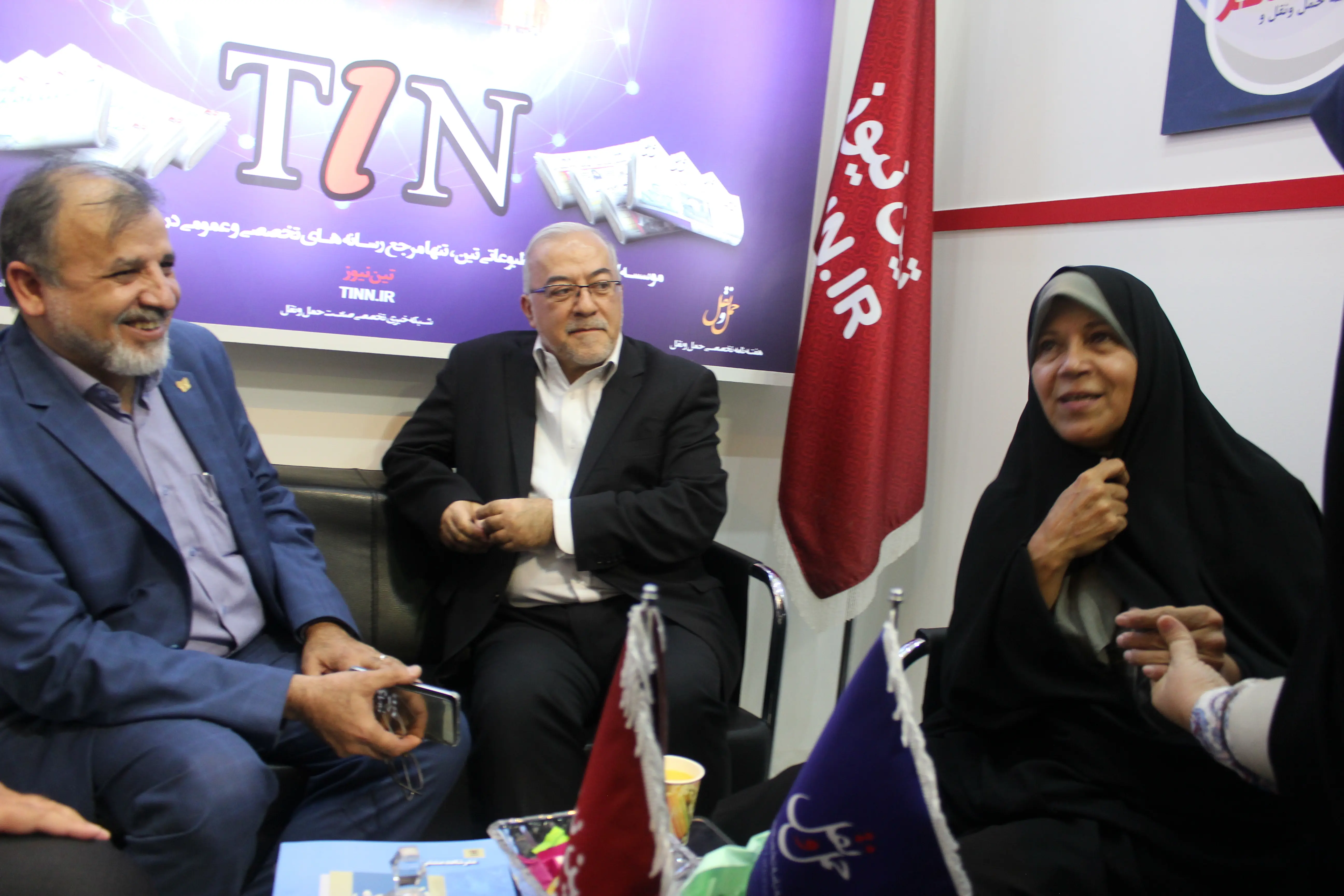 فائزه هاشمی در غرفه تین