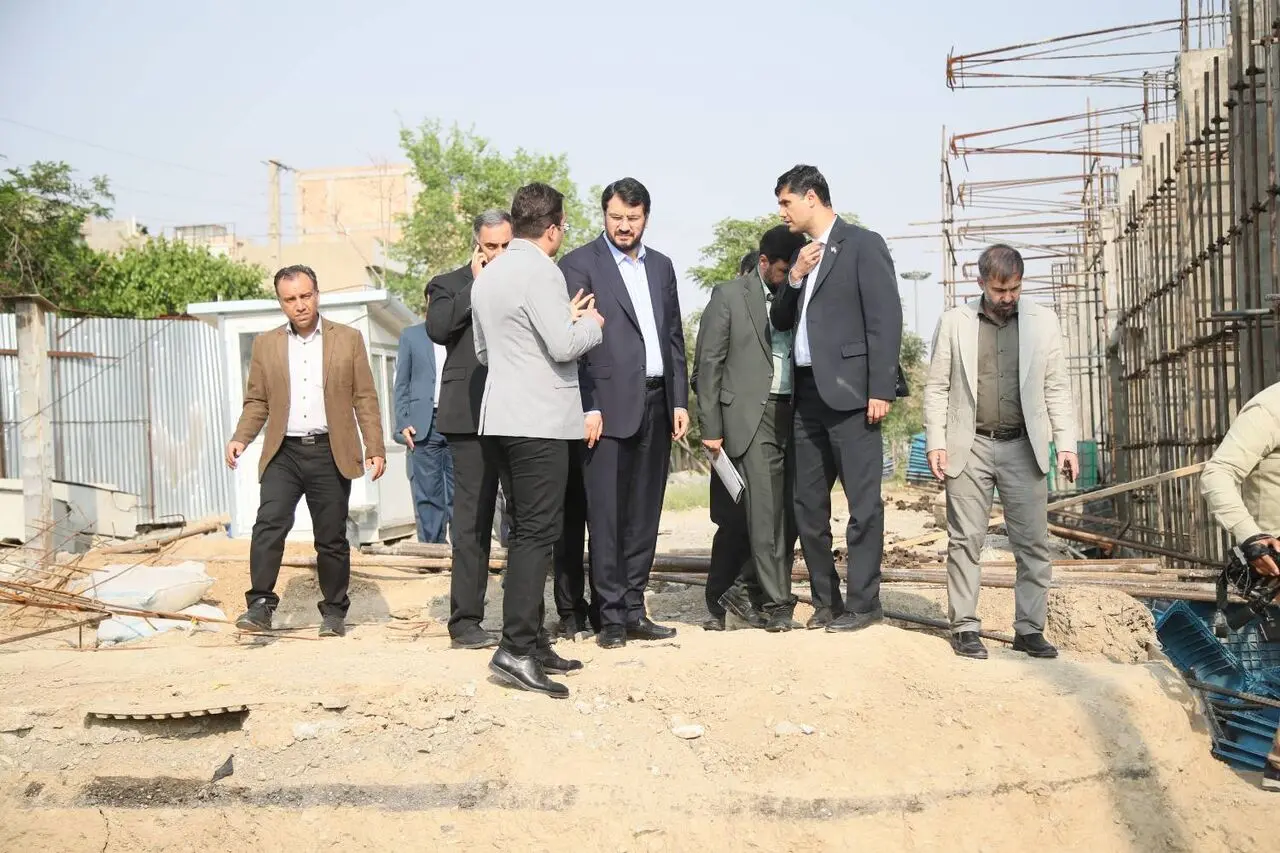 بازدید وزیر راه و شهرسازی از مسیر عبور خط ریلی تهران 5