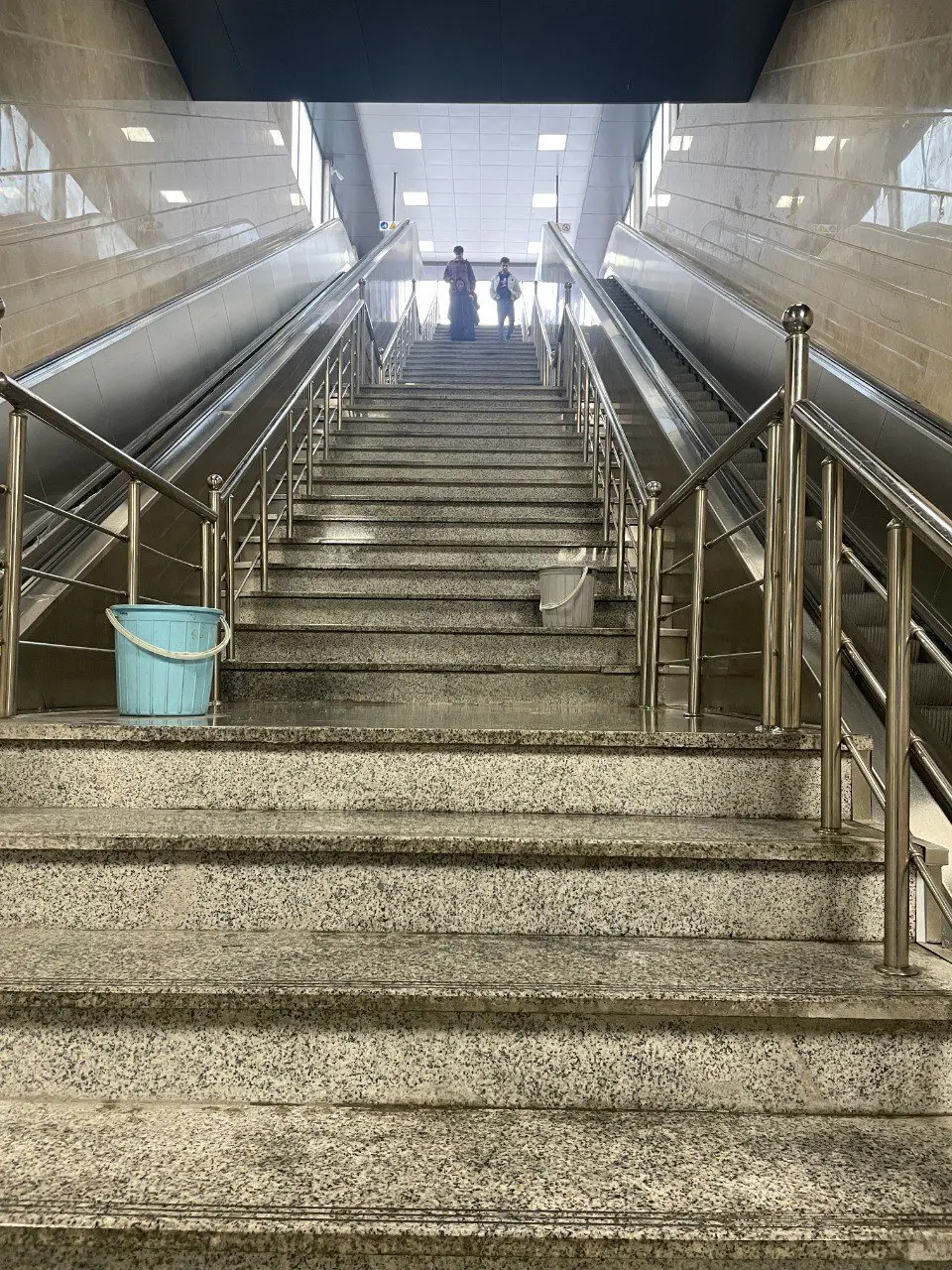 نشت آب از سقف ایستگاه مترو شهرزیبا