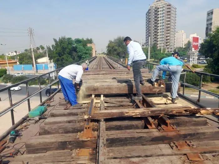 تعویض تراورس های معیوب پل تاریخی سیاه راه آهن جنوب 7