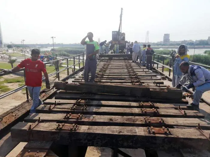تعویض تراورس های معیوب پل تاریخی سیاه راه آهن جنوب 5
