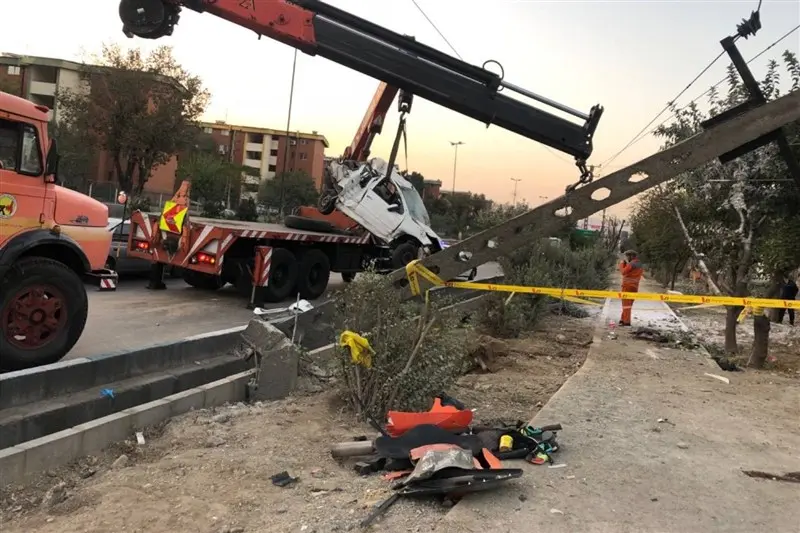 تصادف پژو 207 با تیر چراغ برق