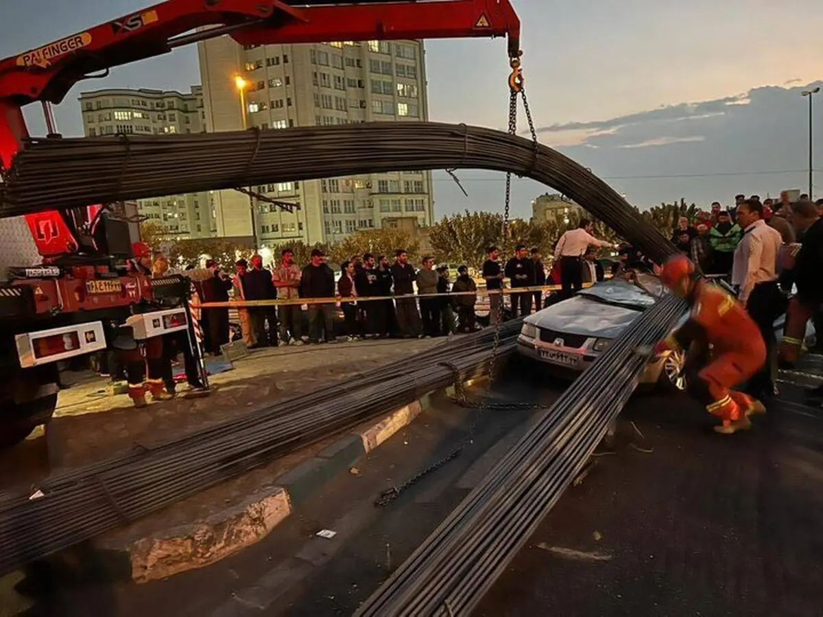 واژگونی کامیون حامل میلگرد