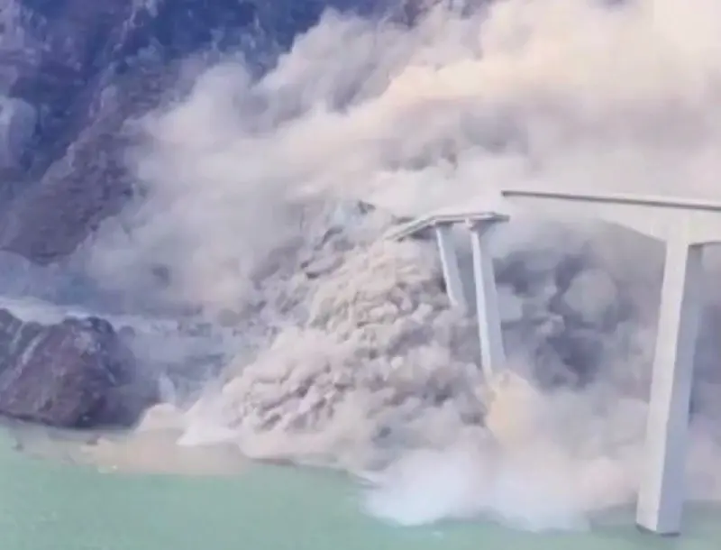 ریزش پل در چین