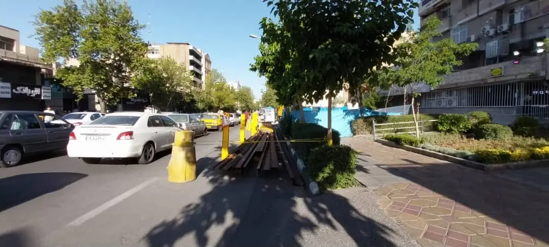 انسداد پیاده رو در خیابان دکتر بهشتی