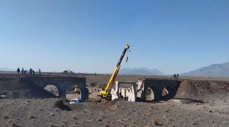 بازسازی پل های ریلی پس از حمله دشمن در جنوب