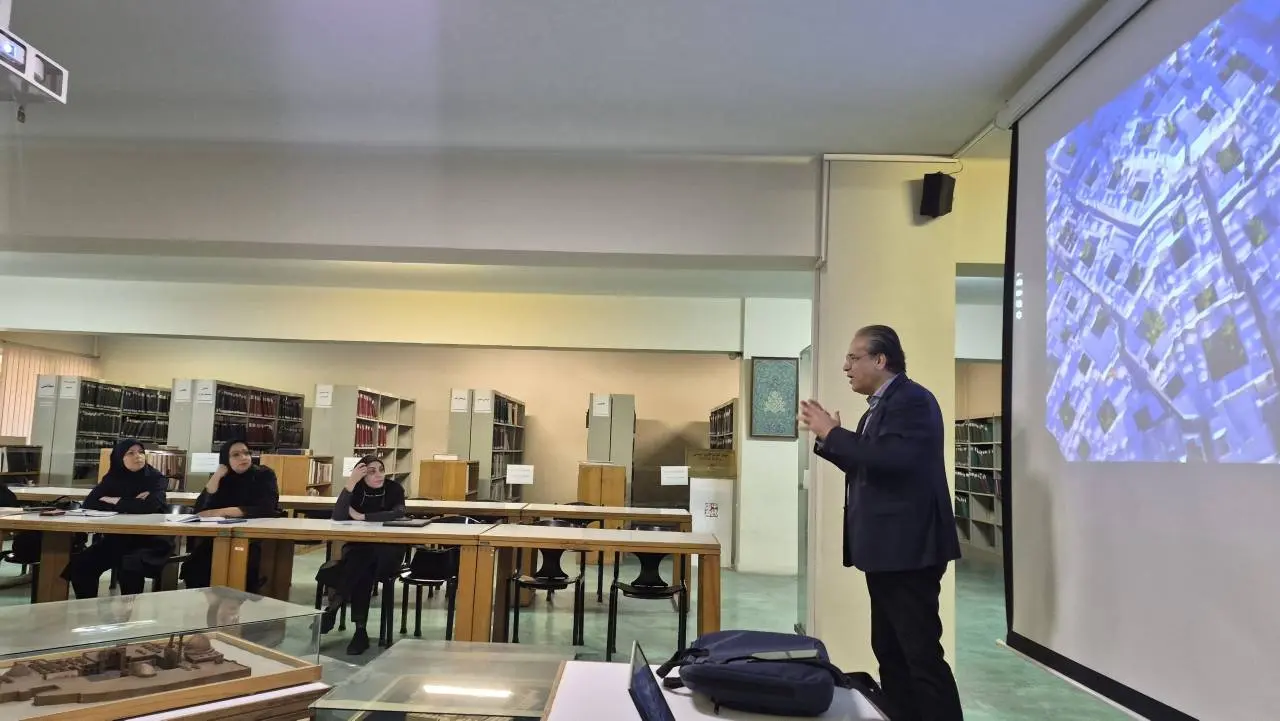 محمدسعید ایزدی در حال تدریس