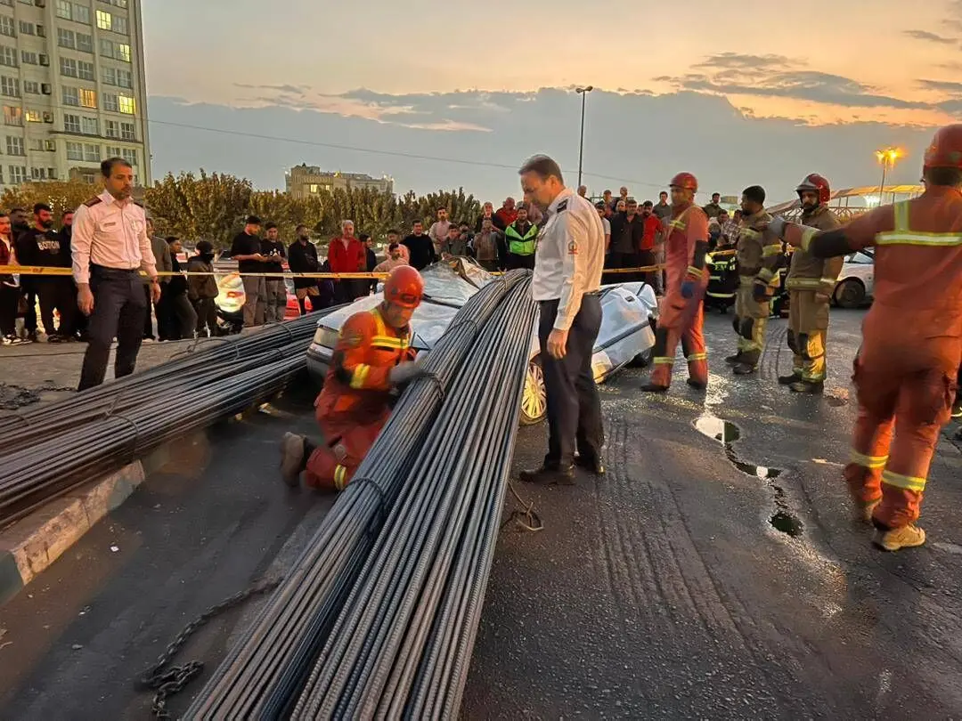 واژگونی کامیون حامل میلگرد