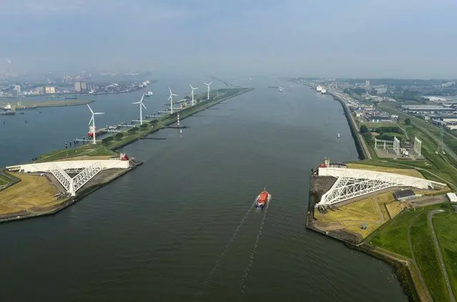 سد خیزآب میسلنتThe Maeslant Storm Surge Barrier) در هلند