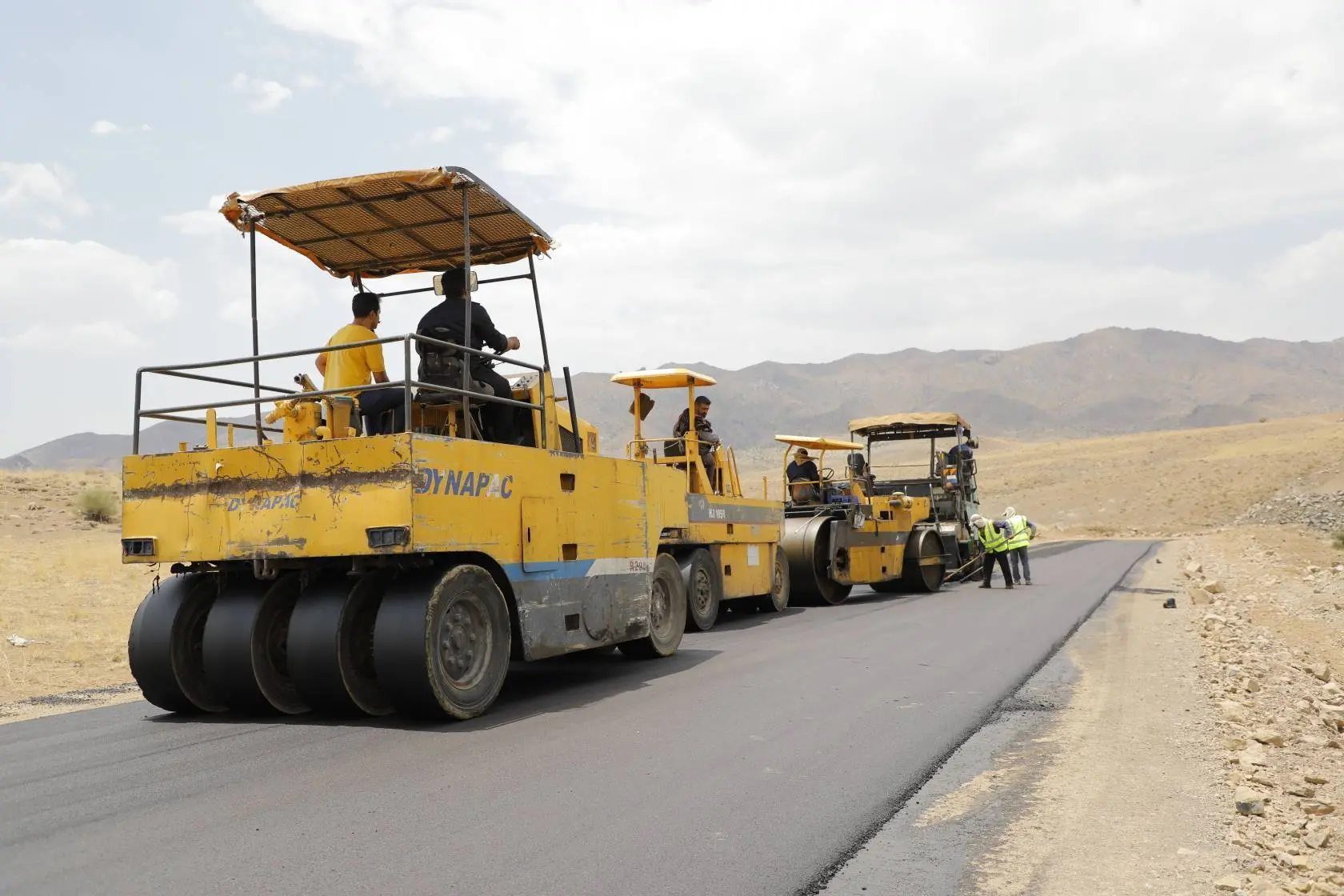 زیرسازی و آسفالت راه روستایی کرمان