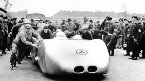 مرسدس بنز W125 توانست با ثبت سرعت ۴۳۲.۷ کیلومتر بر ساعت در سال 1938 همه را متعجب کند