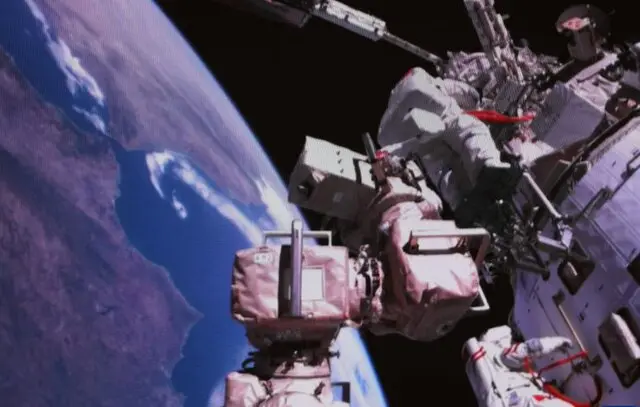 فضانوردان شنژو ۱۸ در حال پیاده روی فضایی