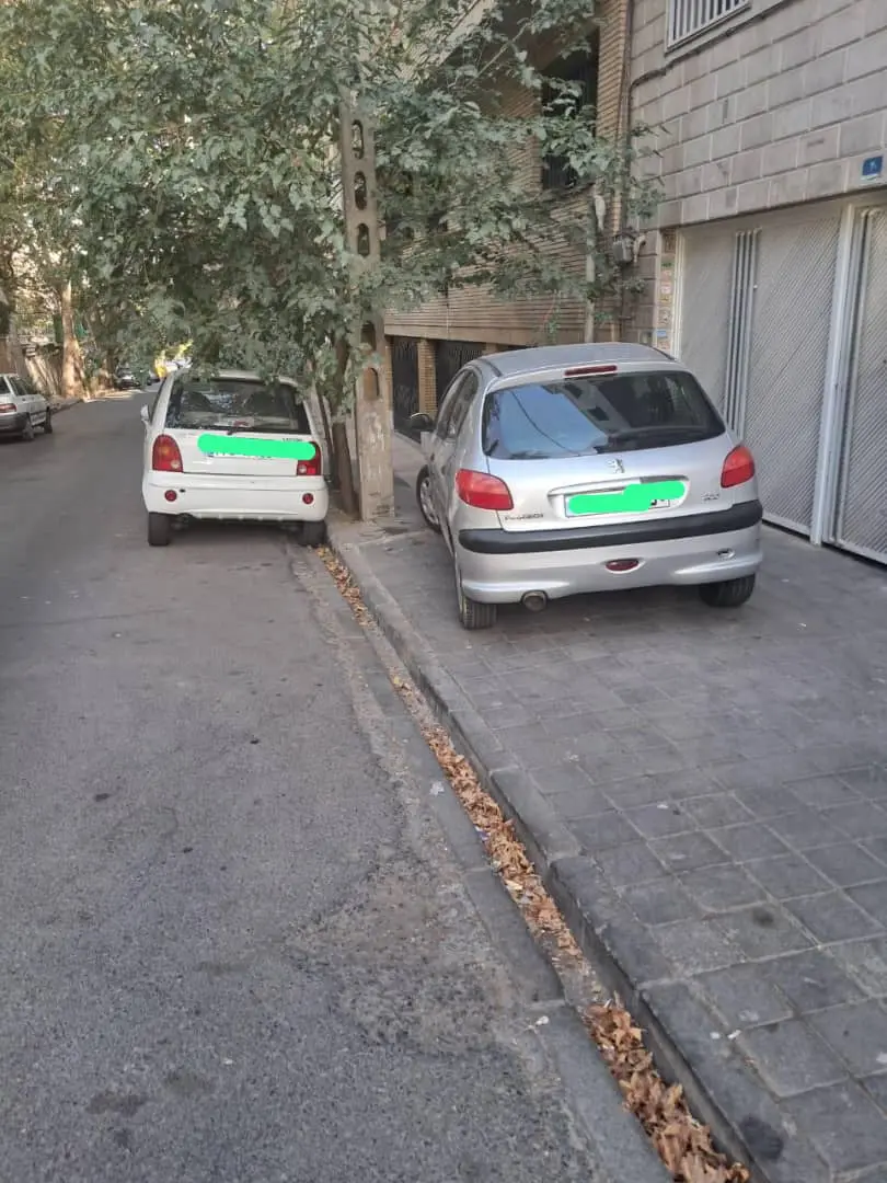 پارک خودرو در پیاده رو