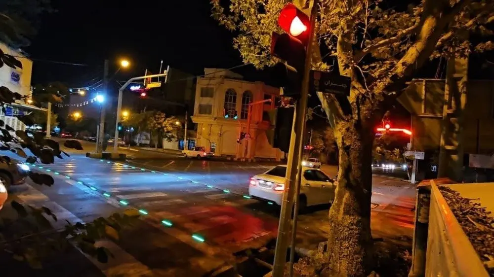 نصب چراغ راهنمایی در کف خیابان