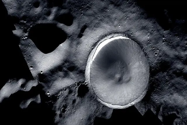 یک نمای جدیدتر از دهانه «شکلتون» که با «مدارگرد شناسایی ماه» ثبت شده است.