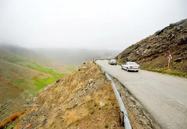  تلاش راهداران برای بازگشایی جاده گنجنامه-تویسرکان