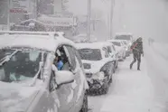 بارش برف در محورهای کوهستانی؛ تردد در گردنه ها با زنجیرچرخ امکانپذیر است
