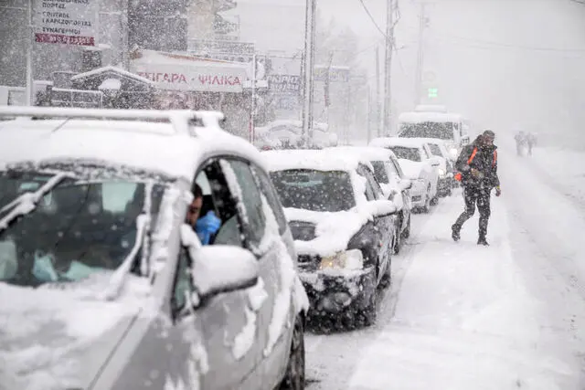بارش برف راه ارتباطی ۱۸۰ روستا در کوهرنگ را مسدود کرد