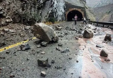 شب گذشته کوه در جاده کرج-چالوس فروریخت