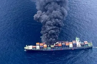 فیلم| لحظات غرق‌ شدن کشتی اسرائیلی توسط نیروهای یمنی 