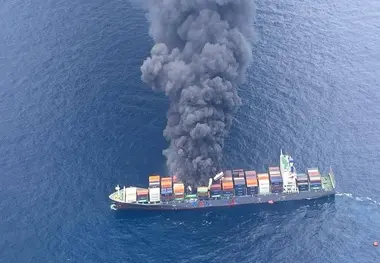 فیلم| لحظات غرق‌ شدن کشتی اسرائیلی توسط نیروهای یمنی 