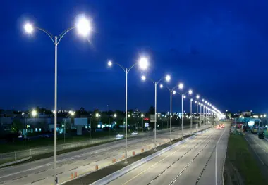 نصب سامانه های روشنایی و چراغ های چشمک زن در طول راه های استان قم 