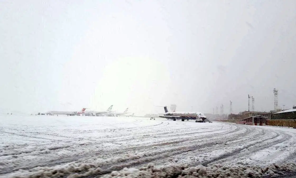 روایت لحظه به لحظه مواجهه با بحران برف و یخبندان در فرودگاه مهرآباد