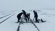 خدمت‌ رسانی شبانه‌ روزی کارکنان راه‌ آهن فارس در سرمای زمستان