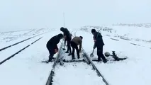 خدمت‌ رسانی شبانه‌ روزی کارکنان راه‌ آهن فارس در سرمای زمستان
