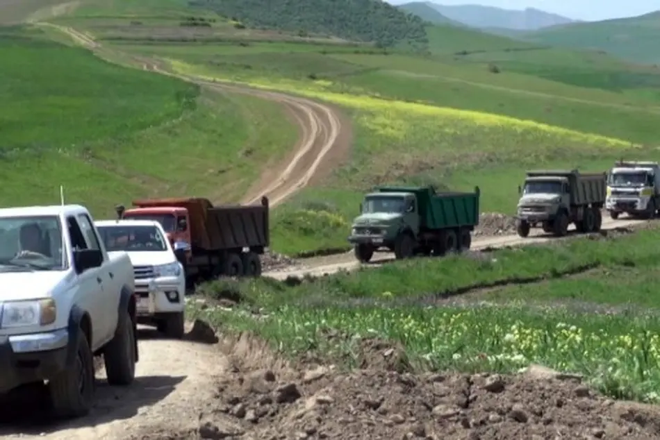 بهسازی و شن ریزی راه 6 روستای مرزی اردبیل