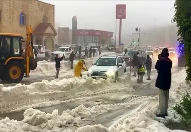فیلم| جمع‌ آوری برف با لودر و کامیون در عربستان
