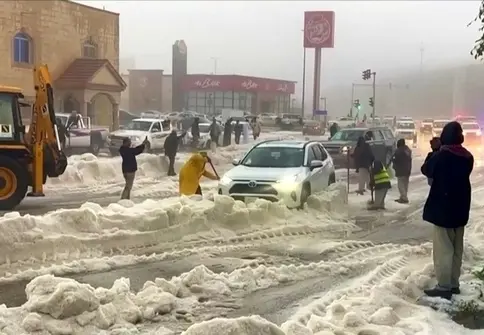 فیلم| جمع‌ آوری برف با لودر و کامیون در عربستان
