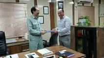 اهداء لوح تقدیر به مدیر بخش خدمات صنعتی شرکت فولاد خوزستان